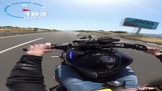 Otoyolda trafikte tek teker kullandığı motosikletiyle tehlike saçtı