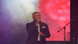 Özcan Deniz şıklığı ve sesiyle Yalıkavakta esti