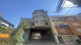 (Özel) Altından tünel gibi yol geçen apartman Karadenizi andırıyor
