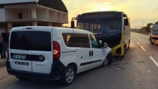 Özel halk otobüsü ile hafif ticari araç kafa kafaya çarpıştı: 1 ölü
