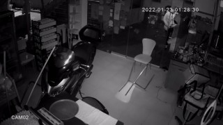 (Özel) İstanbulda aynı büfeyi soyan “müdavim hırsızlar” kamerada: Parke taşıyla camını kırdılar
