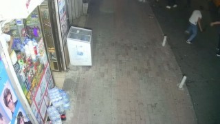 (Özel) Kağıthanede ‘laf atma kavgası: Kemerler, bıçaklar havada uçuştu