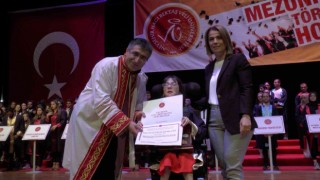 Özel öğrenci Büşra hayalini kurduğu üniversiteden dereceyle mezun oldu