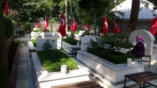 (Özel) Şehitlikte hüzünlü bayram