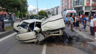 Parçalanan otomobilden sağ çıktı: Kaza anı kamerada