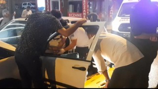 Park halindeki araçlara çarpıp sıkışan sürücü böyle kurtarıldı