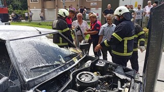 Park halindeki otomobil alev alev yandı