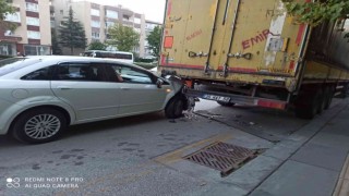 Park halindeki tırın altına otomobiliyle giren sürücü ucuz kurtuldu