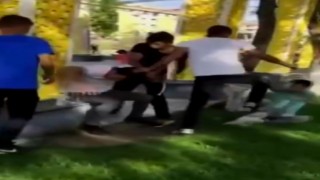 Parkta oturan gençleri gülerek dövüp video çektiler