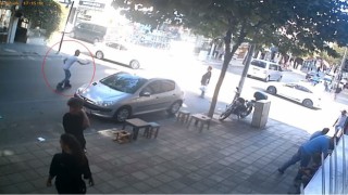 Patenci gencin otomobille çarpıştığı anlar kamerada