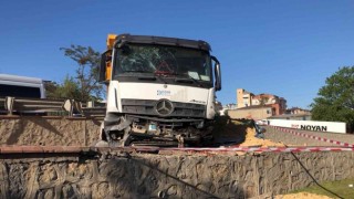 Pendikte kontrolden çıkan hafriyat kamyonu otomobilin üstüne düştü: 3 yaralı