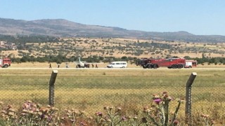 Piste iniş yapmak isteyen uçağın ön tekeri koptu