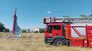 Pisti pas geçti, elektrik direğinde asılı kaldı