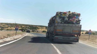 Plastik hurda taşıyan kamyon trafiği tehlikeye soktu