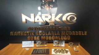Polis otomobilde değişik tür ve miktarlarda uyuşturucu ele geçirdi
