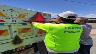 Polis, traktör sürücülerini bilgilendirip römorklara reflektör taktı