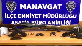 Polisin arama yaptığı ikamette ruhsatsız tabanca ve tüfek ele geçirildi