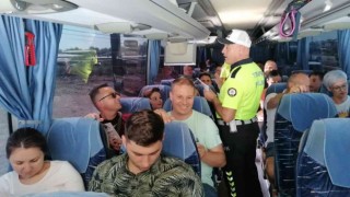 Polisin tur otobüslerinde bilgilendirme çabası rehbere takıldı