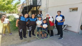 Polisler çocuklarla eğlenceli bir gün geçirerek genel güvenlik konularında bilgilendirilmede bulundular