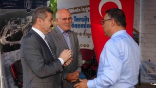 Rektör Savaş tercih ve tanıtım standını ziyaret etti