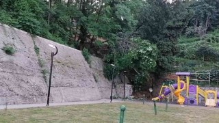 Rizede çocuk parkında toprak kayması
