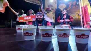 Rizede en hızlı çay içmek için 7 ülkeden yarışmacılar yarıştı