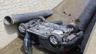 Rizede park halindeki araca çarpan otomobil dereye uçtu: 2 yaralı