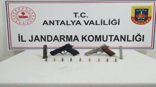 Ruhsatsız tabancalarını çatıdan aşağı atınca yakalandı