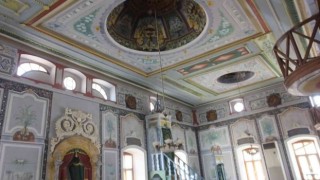 Rum ustalar ve Bulgar işçilerin yaptığı tarihi cami süslemeleriyle dikkatleri çekiyor