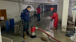 Sağanak yağış sonrası apartman garajına biriken 50 ton su tahliye edildi