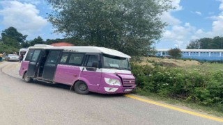 Sakaryada midibüs ile otomobil kafa kafaya çarpıştı: 1i çocuk 4 hafif yaralı