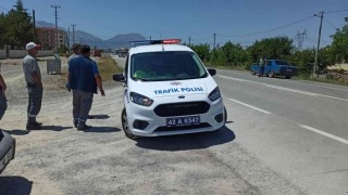 Saman balyası yüklü kamyondan tele takılıp düştü