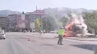 Saman yüklü kamyonet alev topuna döndü