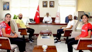 Şampiyon kızlardan Müdür Özsoya ziyaret