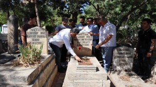 Sanatçı Abdullah Uyanık mezarı başında dualarla anıldı