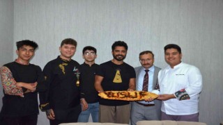 Sanatçı Yusuf Güneyden Emet Pidesi ve keçi peynirine övgü