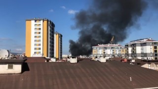 Sancaktepede 5 katlı binanın çatısında yangın çıktı. Olay yerine çok sayıda itfaiye ekibi sevk edildi.