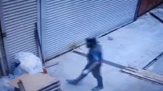 Sancaktepede iş yerinin önünde bulunan malzemeleri çalan hırsız kamerada