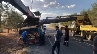 Şanlıurfada devrilen vincin sürücüsü yaralandı
