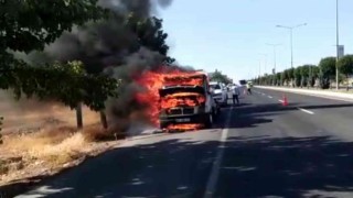Şanlıurfada oto kurtarma aracı alev alev yandı