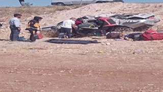 Şanlıurfada otomobil şarampole devrildi: 1 ölü, 1 yaralı