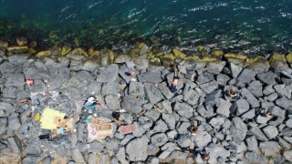 Sarayburnu sahili sıcaktan bunalıp denize girenlerle doldu