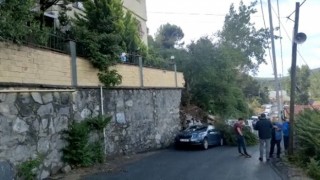 Sarıyerde 10 katlı bir binanın istinat duvarı çöktü. Duvar park halindeki aracın üzerine devrilirken, bina tedbir amaçlı boşaltılıyor.