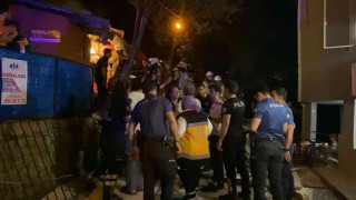 Sarıyerde kamyon gecekondunun üzerine uçtu: 4 yaralı