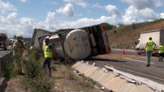 Sarıyerde tanker yola devrildi: Şoför ağır yaralandı