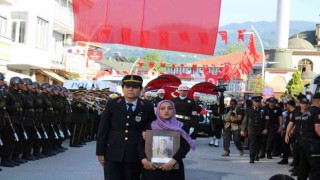 Şehidin fotoğrafını kız kardeşi taşıdı