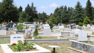Şehir mezarlığında Kuran ziyafeti