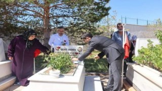 Şehit Bedirhan bebek ve annesi mezarı başında anıldı