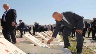 Şehitlik ziyaret edilerek şehit mezarlarına karanfil bırakıldı