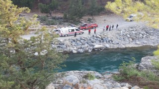 Serinlemek için çaya giren genç kayboldu